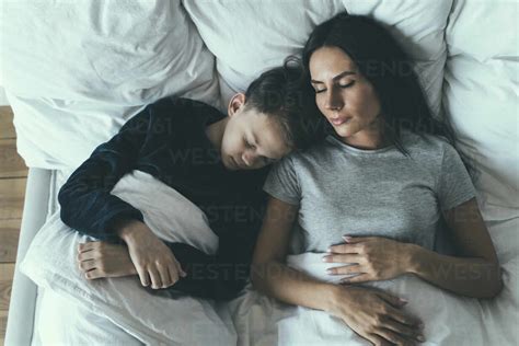 sleeping mom son xnxx